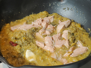 salmone con pomodorini e alghe