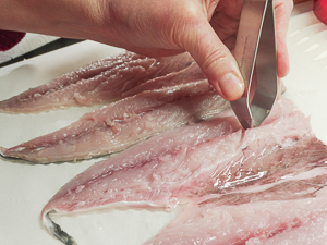 togliere le spine dal pesce