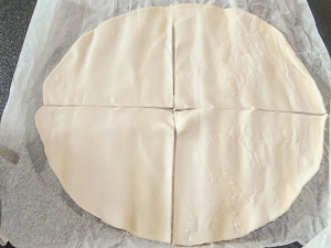 tagliare il rotolo di pasta sfoglia