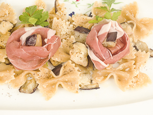 pasta con melanzane siciliane e prosciutto