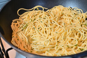 spaghetti mantechati con succo di limone sfusato