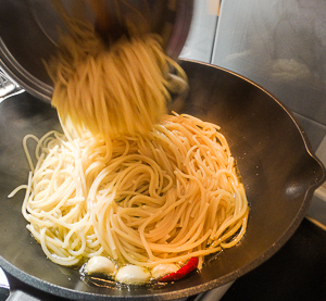 versare la pasta nella saltapasta
