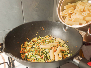 versare la pasta sul ragù vegetariano