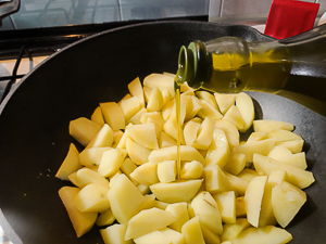 3 cucchiai di olio patate in padella