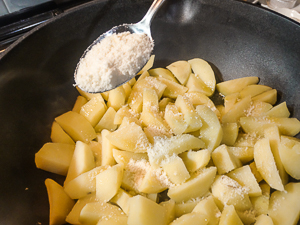 aggiungere formaggio grattugiato alle patate sabbiate