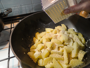 aggiungere pangrattato alle patate sabbiate