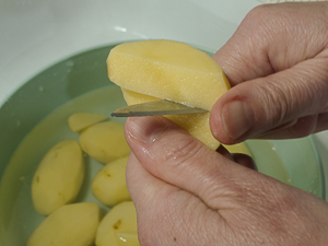 Tagliare patate da cuocere in padella