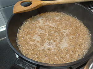 aggiungere brodo al risotto
