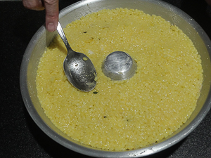 compattare la ciambella con il cucchiaio