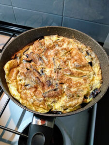 frittata con uova e melanzane in padella