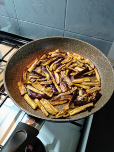 melanzane fritte con uova in padella