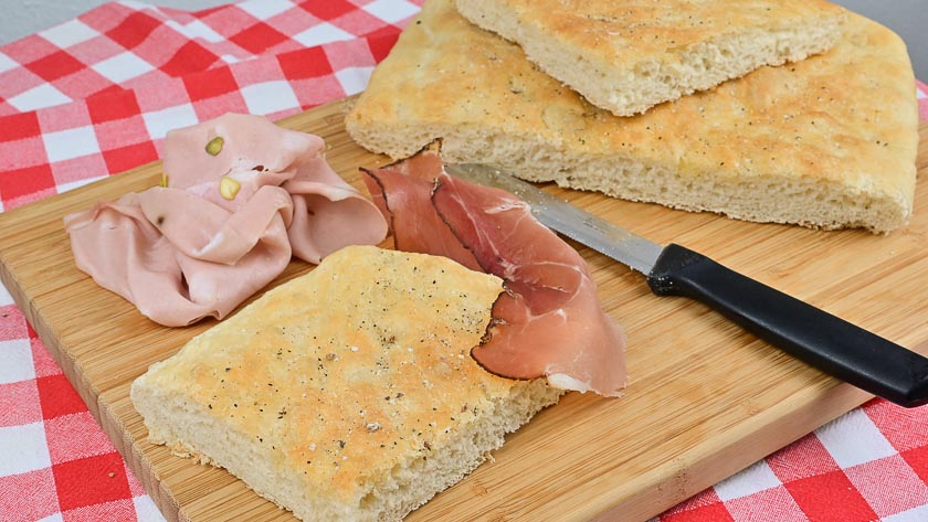 Ricetta focaccia casalinga facile e gustosa