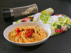 spaghetti al pomodoro con zucchine