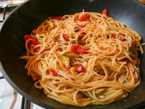 spaghetti con pomodorini e zucchine