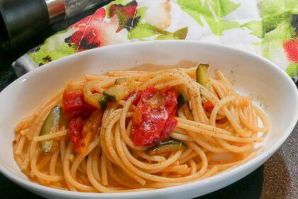 spaghetti veloci con pomodorini freschi e zucchine