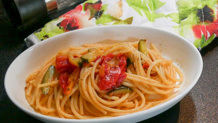spaghetti veloci con pomodorini freschi e zucchine