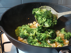 far saltare gamberi e broccoli
