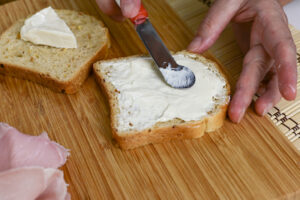 formaggino spalmato su toast