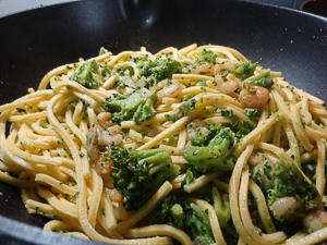 mantecare spaghetti con broccoli e gamberi