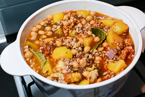 aggiungere alla zuppa pomodoro e acqua