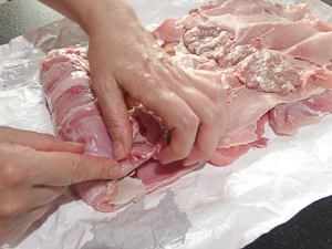 arrotolare il rollè di carne di coniglio