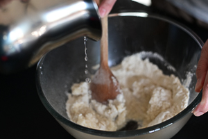 mescolare farina e acqua