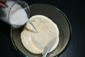 aggiungere latte di mandorla