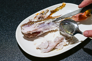 togliere lische e pelle della gallinella