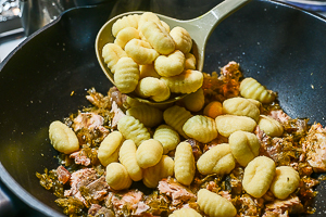 aggiungere gnocchi al salmone