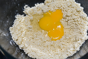 aggiungere le uova nell'impasto