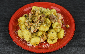 gnocchi con salmone e alghe