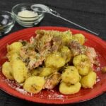 Gnocchi di patate con salmone e alghe