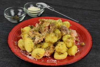 Gnocchi di patate con salmone e alghe