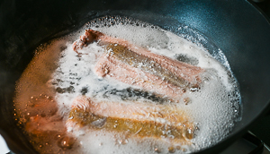 salmone scottato in padella