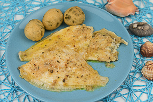 filetti di platessa in padella con palline di alghe