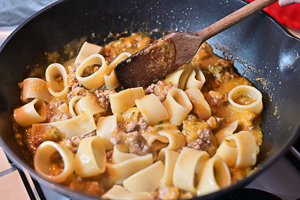 aggiungere calamarata nel ragù