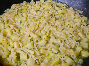 aggiungere la pasta alle patate e zucchine