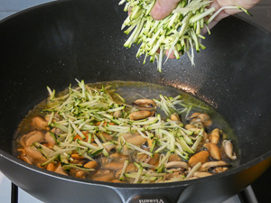 aggiungere le zucchine alle cozze