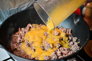aggiungere sugo giallo al ragù