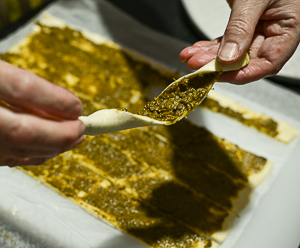 arrotolare le treccine di pasta brisee