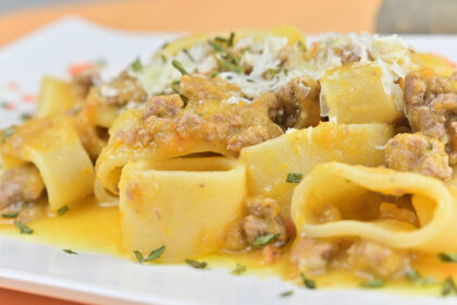 calamarata con ragù di carne e pomodorini gialli
