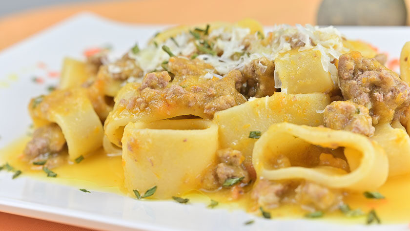calamarata con ragù di carne e pomodorini gialli