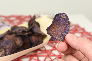 chips di patate viola fritte