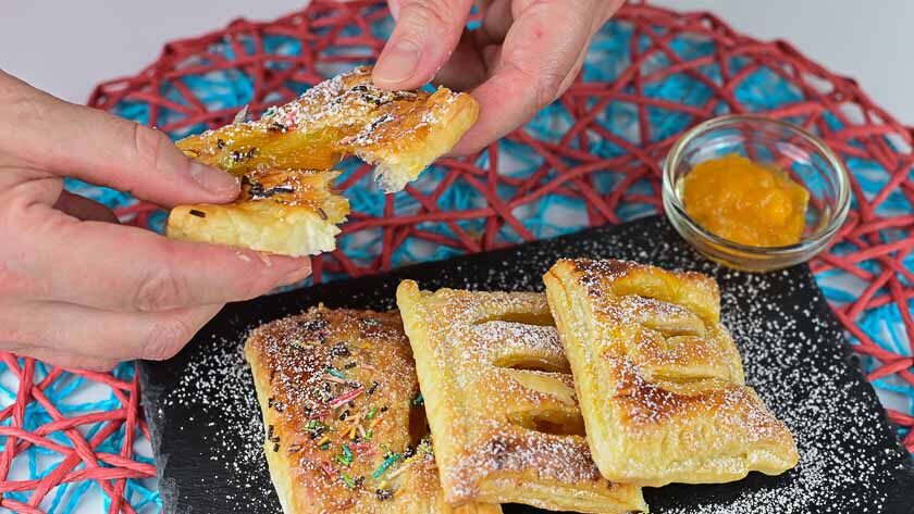 Fagottini di pasta sfoglia ripieni di marmellata