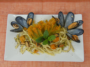 fusilli al ferretto con cozze zucchine e fiori di zucca