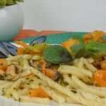 Fusilli avellinesi al ferretto con cozze, zucchine e fiori di zucca