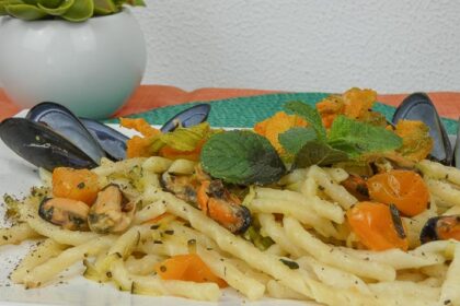 Fusilli avellinesi al ferretto con cozze, zucchine e fiori di zucca