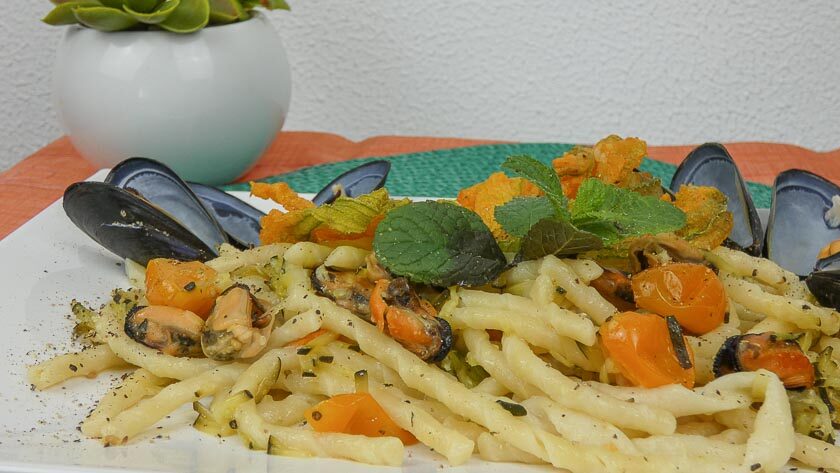 Fusilli avellinesi al ferretto con cozze, zucchine e fiori di zucca