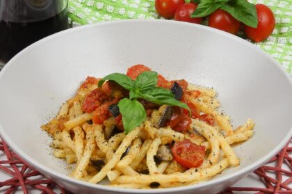 Fusilli avellinesi al ferretto con melanzane e pomodorini