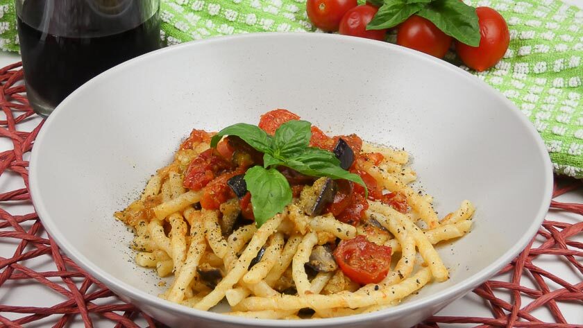 Fusilli avellinesi al ferretto con melanzane e pomodorini